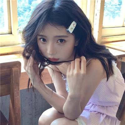 戴流苏耳环的少女
